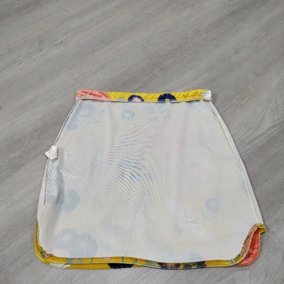 PrettyLittleThing velvety floral yellow mini skirt - Picture 9 of 15